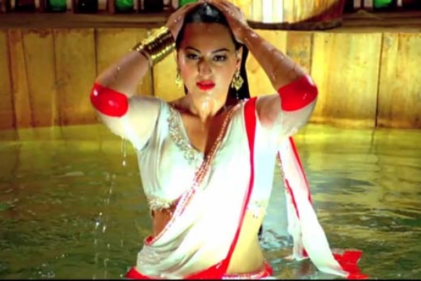 গোসলের দৃশ্য ভাইরাল, সমালোচনার মুখে সোনাক্ষী