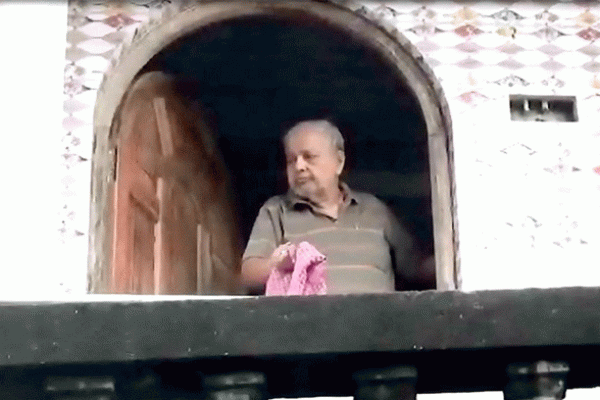 খাবার না দিয়েই বাবাকে ঘরে বন্দি রেখে সপরিবার ঘুরতে গেলেন ছেলে