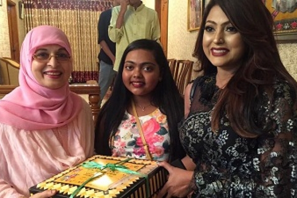 মধ্যের মেয়েটি কে, ফেসবুকে চলছে জল্পনা কল্পনা