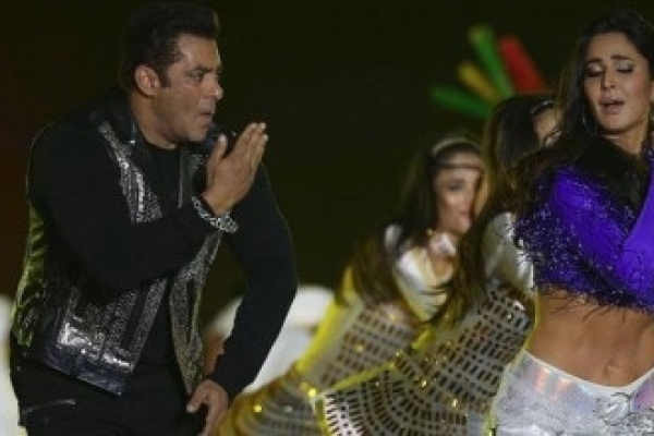 আইএসএল উদ্বোধন জমিয়ে দিলেন সালমান-ক্যাটরিনা