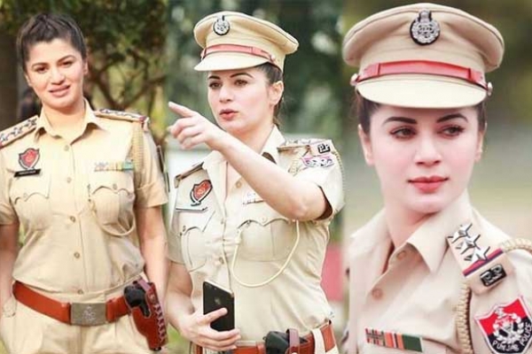 সোশ্যাল মিডিয়ায় ভাইরাল, কে এই অপরূপ সুন্দরী পুলিশ অফিসার!