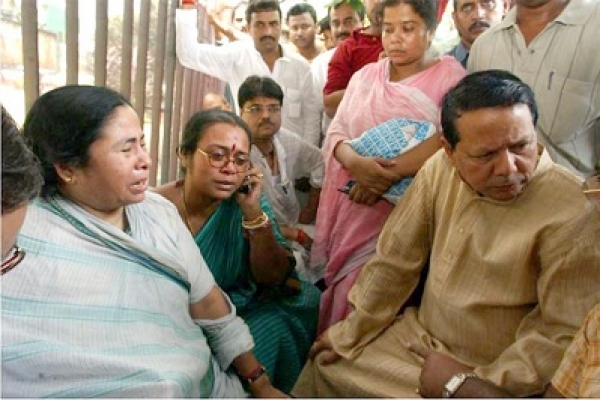  রাস্তায় বসে কেঁদেছিলেন মমতা