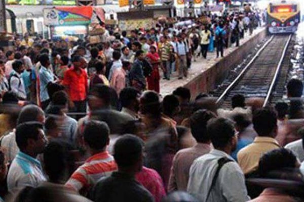 কলকাতায় রেল স্টেশনে আগুন জ্বালিয়ে তাণ্ডব  কলকাতায় রেল স্টেশনে আগুন জ্বালিয়ে তাণ্ডব