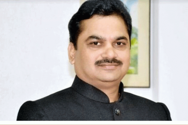 এবার প্রকাশ্যে মূত্রত্যাগ করলেন ভারতের এক মন্ত্রী