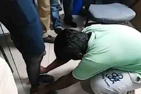 ইভ টিজিং’করে ফেঁসে গেলেন যুবক অত:পর পা ধরে রক্ষা!