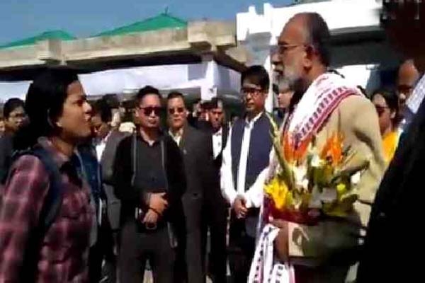 রেগে গিয়ে মন্ত্রীর দিকে তেড়ে গেলেন ক্ষুব্ধ যুবতী!