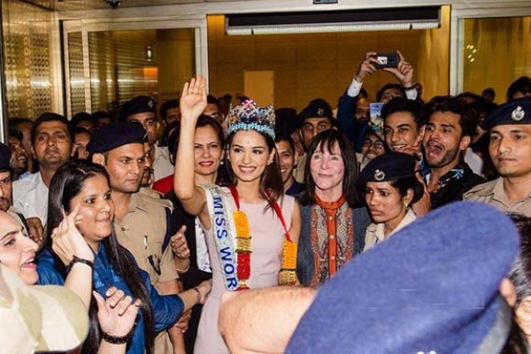 বিশ্বজয় করে ভারতে ফিরলেন মানুসী, গভীর রাতেও বিমানবন্দরে উপচে পড়া ভিড়