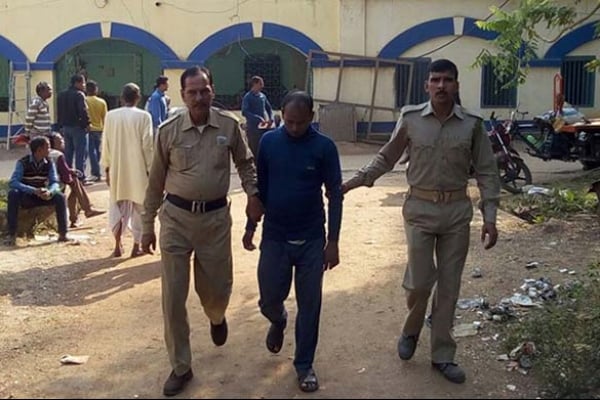 অল্পবয়সী যুবকের সাথে বিছানায় মেতেছিলেন স্ত্রী, মুণ্ডচ্ছেদ করে হাজতে স্বামী  অল্পবয়সী যুবকের সাথে বিছানায় মেতেছিলেন স্ত্রী, মুণ্ডচ্ছেদ করে হাজতে স্বামী