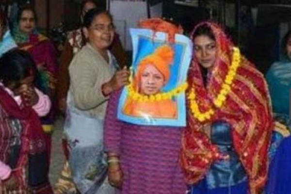 যোগী আদিত্যনাথের সঙ্গে মালাবদল ও পরে বিয়ে, তবে এই বিয়ে...
