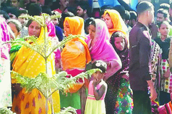 টিকিট লাইনে এই নারীদের দৃষ্টিকাড়া ভিড়