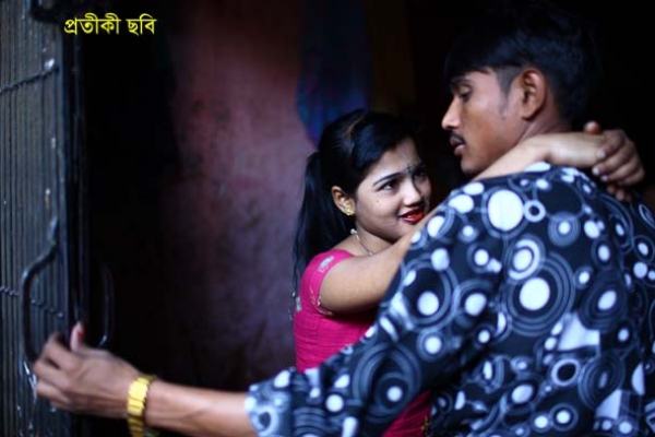স্বামী বাইরে, রাতের অন্ধকারে পরকীয়ায় মত্ত স্ত্রী, ধরা পরতেই...