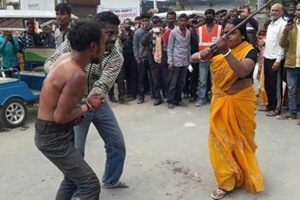 যে কারণে রাস্তার মধ্যে মেয়ের জামাইকে পেটালেন শ্বাশুড়ি