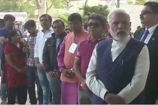 সাধারণ মানুষের সঙ্গে লাইনে দাঁড়িয়ে ভোট দিলেন নরেন্দ্র মোদী
