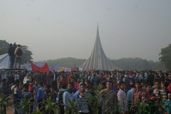 বিজয় উদযাপনে স্মৃতিসৌধে লাখো মানুষের ঢল