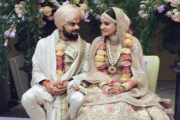  একটা বিলাসবহুল গাড়ির থেকেও দামি অনুষ্কার বিয়ের লেহেঙ্গা!