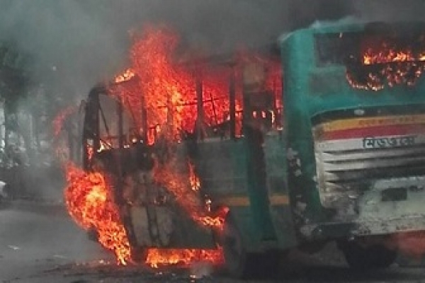   শাহবাগে হঠাৎ চলন্ত বাসে আগুন