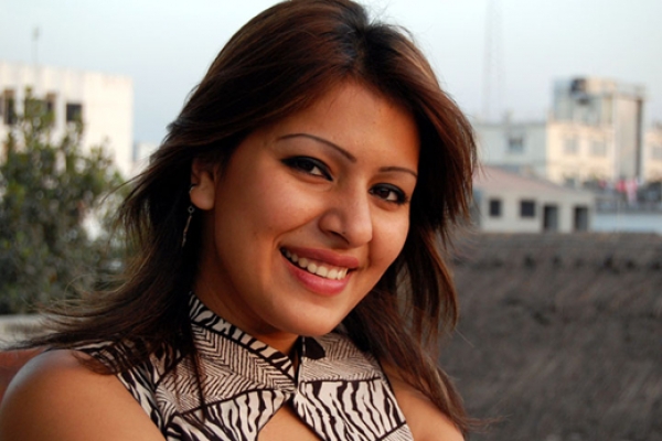 মেয়েকে নিয়ে কানাডায় চলে গেলেন তিন্নি