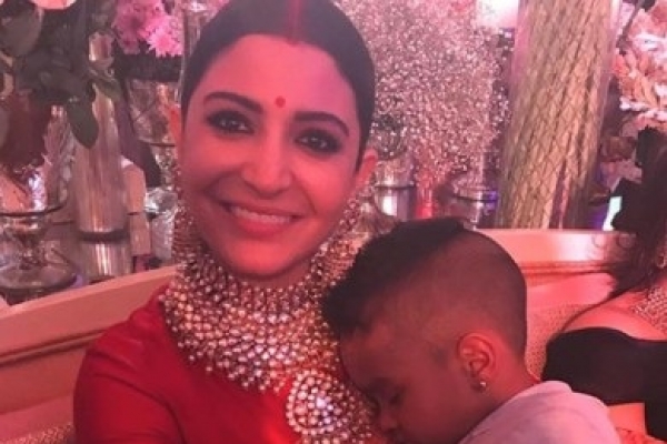  রিসেপশনের দিন অনুষ্কার কোলের এই শিশুটির আসল পরিচয় কী জানেন?