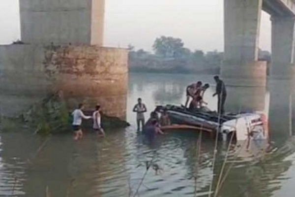 বাস নদীতে, নিহত ২৭