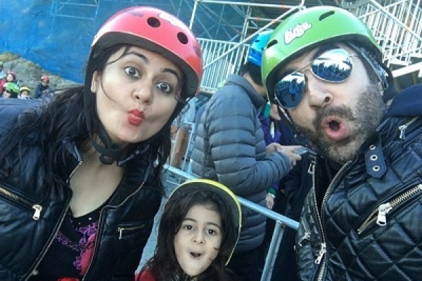 স্ত্রী ও কন্যার সাথে বড়দিনের আনন্দে মেতে উঠেছেন জিৎ