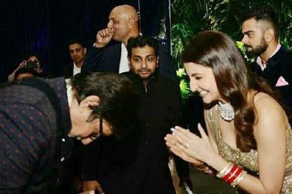 রিসেপশনে অদ্ভুত কাণ্ড অমিতাভের! হেসেই খুন আনুশকা