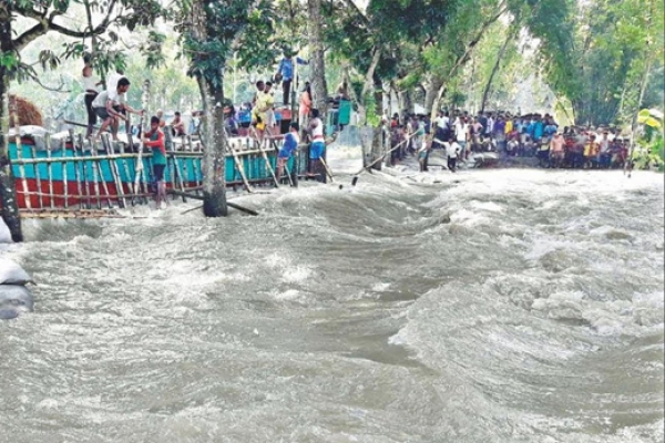 স্ত্রীকে খালে ডুবিয়ে মারতে গিয়ে তীব্র স্রোতে ভেসে গেলেন স্বামী আর বিস্ময়কারভাবে বেঁচে গেছেন স্ত্রী!  স্ত্রীকে খালে ডুবিয়ে মারতে গিয়ে তীব্র স্রোতে ভেসে গেলেন স্বামী আর বিস্ময়কারভাবে বেঁচে গেছেন স্ত্রী!