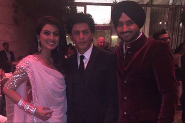 শাহরুখের সঙ্গে নেচে গেয়ে কোমর দুলালেন হরভজন