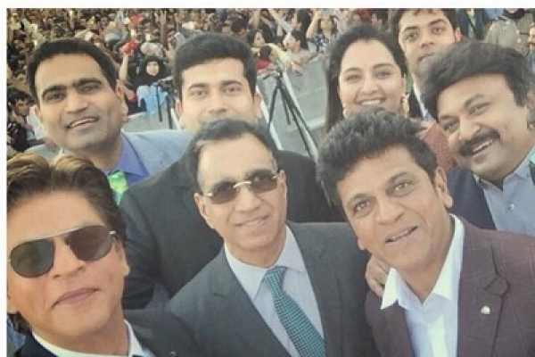 ওমানে সহকর্মীদের সাথে উল্লাসে মেতে উঠলেন শাহরুখ