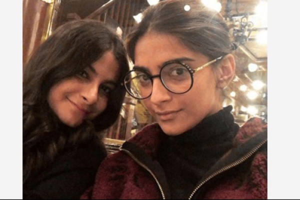 প্যারিসে বোনের সাথে একই ফ্রেমে বন্দি সোনম কাপুর