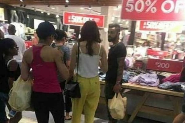 যে কারণে ডিসকাউন্ট শপিংয়ে বিরুষ্কা!