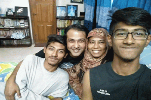 গভীর রাতে সেলফিতে মেতে উঠলো আসিফ পরিবার