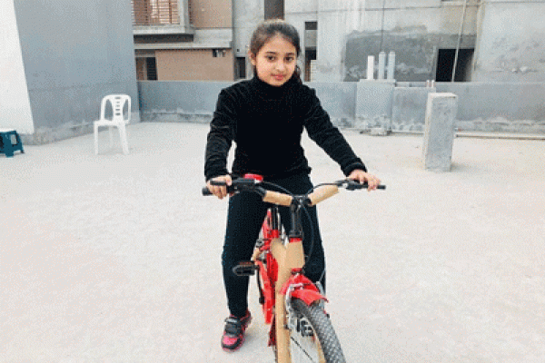 অভিনয়ে আসলেন ৯ বছরের কন্যা রাইসা