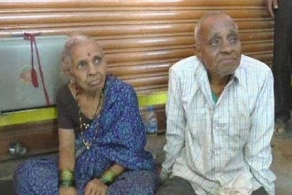 মেয়ের গলাধাক্কায় দুই বুড়ো-বুড়ি শীতে কাঁপতে কাঁপতে বাস স্ট্যান্ডে!