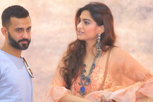 বিয়ে আগে হবু স্বামীকে নিয়ে যা করলেন সোনম! ঘটনা ভাইরাল