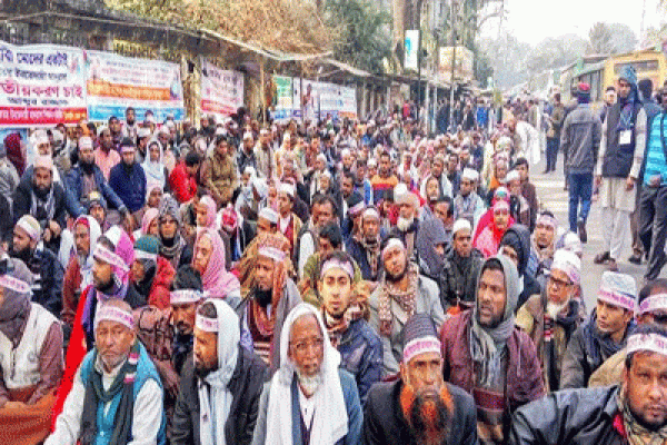 তীব্র শীতে আমরণ অনশনে অনড় মাদ্রাসা শিক্ষকরা