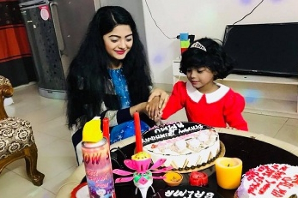 মেয়ে স্নেহাকে নিয়ে নিজের জন্মদিনের কেক কাটেন কণ্ঠশিল্পী সালমা