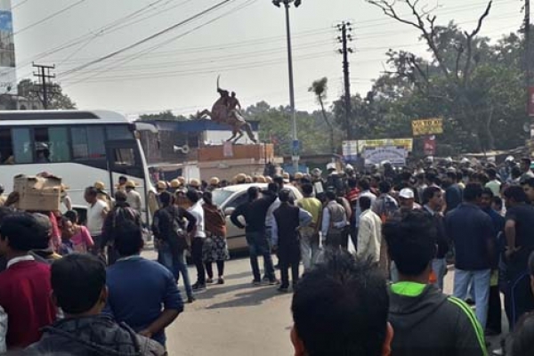 হেলমেট না পরার অপরাধে মোটরসাইকেল আরোহীকে পিটিয়ে হত্যা