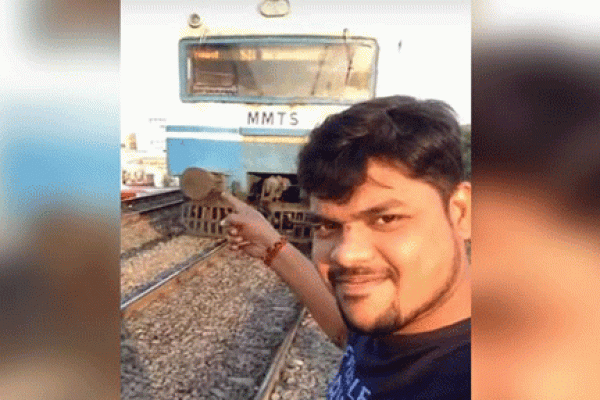 চলন্ত ট্রেনের সামনে সেলফি, অতঃপর...