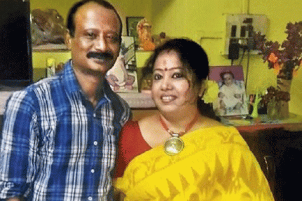 ফেসবুক আসক্তি: স্ত্রীকে কুপিয়ে খুন করল স্বামী