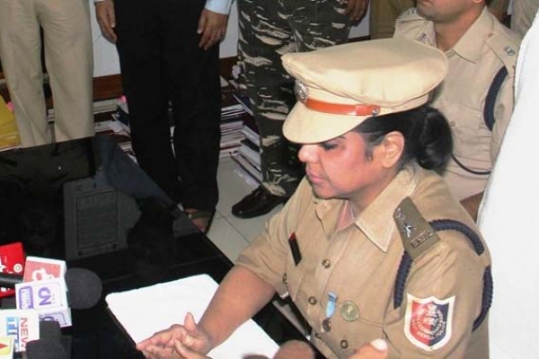 ভারত কাঁপিয়ে দিচ্ছে কে এই 'ভারতী ঘোষ'?