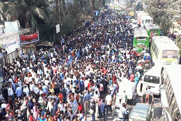 খালেদার মুক্তির দাবিতে মানববন্ধন করছে বিএনপি