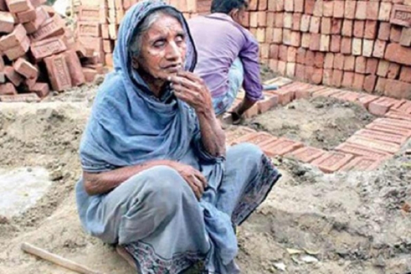 মা-মেয়ে ভিক্ষার টাকায় টয়লেট বানাচ্ছেন!