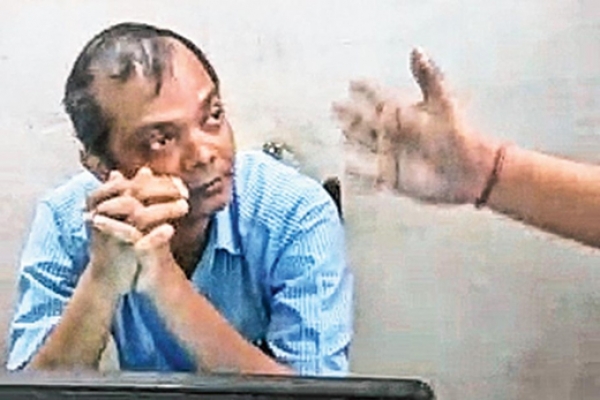 ‘এমন মারব না! বাইরে বেরতে দেবো না’, অধ্যাপককে নিগ্রহের ভিডিও প্রকাশ্যে