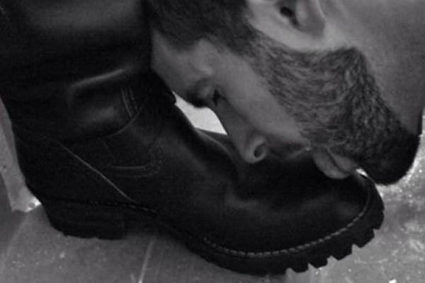 জুতায় থুতু ফেলে চাটতে বাধ্য করার অপমানে আত্মহত্যা  জুতায় থুতু ফেলে চাটতে বাধ্য করার অপমানে আত্মহত্যা