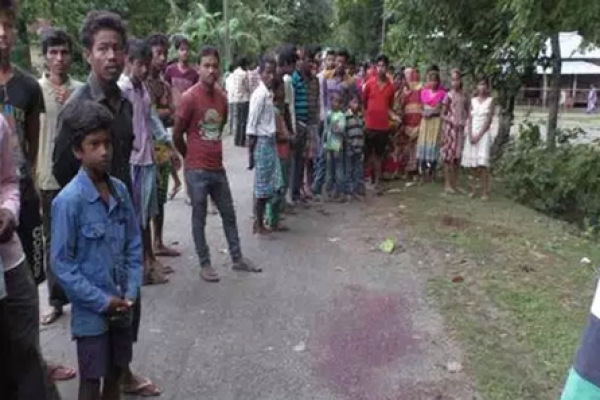 মাঝবয়সী এক ব্যক্তি প্রকাশ্যে কোপালেন মহিলাকে! তাঁরা স্বামী-স্ত্রীও নন, প্রেমিক-প্রেমিকাও নন