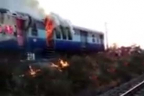 চলন্ত ট্রেনে বিধ্বংসী আগুন, জনমনে ছড়াল আতংক  চলন্ত ট্রেনে বিধ্বংসী আগুন, জনমনে ছড়াল আতংক