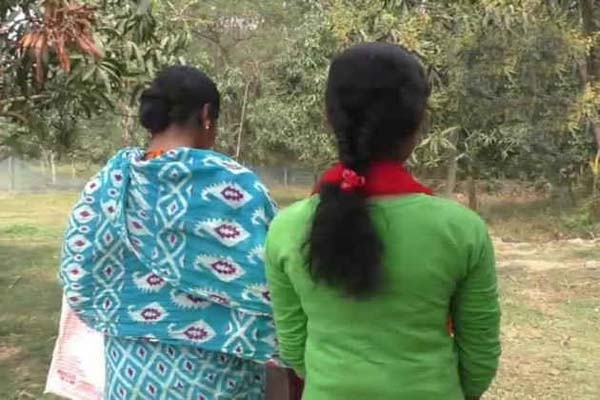 বাবার সঙ্গে আপত্তিকর অবস্থায় বিছানায় চাচি, দেখে ফেলায় মেয়েকে ধরে..