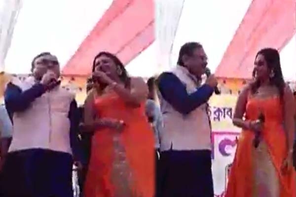 তিন সুন্দরীর সাথে ‘আমরা অমরসঙ্গী’ গানে মঞ্চ কাঁপালেন সাবেক মন্ত্রী!
