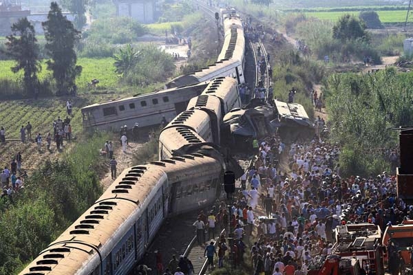 দুই ট্রেনের মুখোমুখি সংঘর্ষ, নিহত ১৫