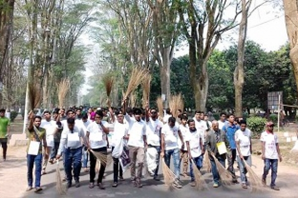 গলায় সার্টিফিকেট ঝুলিয়ে রাস্তা ঝাড়ু দিলো শিক্ষার্থীরা